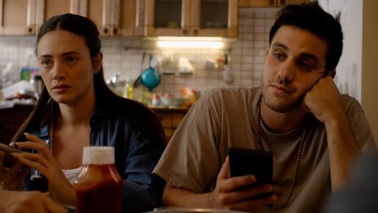 רצתה כבר לחזור לעבוד. מתוך "הולה צ'או" (צילום: נטי לוי, באדיבות סרטי יונייטד קינג) מתוך "הולה צ'או"