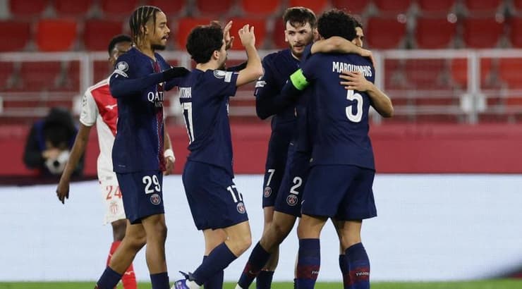 שחקני פאריס חוגגים עם חכימי (רויטרס) שחקני פאריס חוגגים עם חכימי