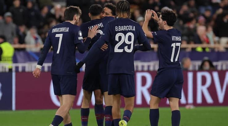 שחקני פ.ס.ז' חוגגים (IMAGO) שחקני פ.ס.ז' חוגגים