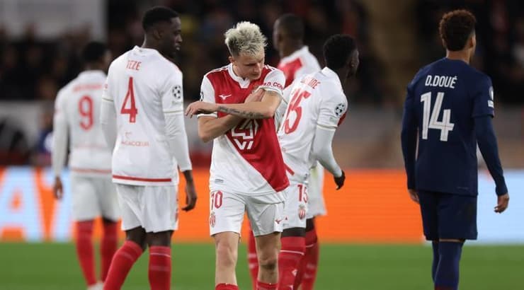 אלכסנדר גולובין יורד מהדשא (IMAGO) אלכסנדר גולובין יורד מהדשא