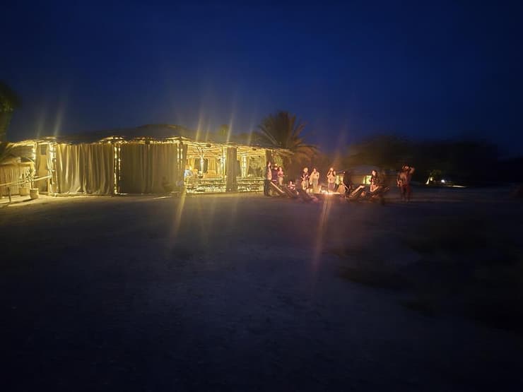 בלילה האווירה משתנה