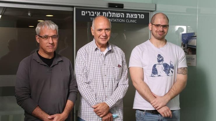 אדר רסין שתרם כליה לאביו ד"ר טובי רסין, לשמאלם: פרופ' ניר לובצקי, מנהל מחלקת ניתוחי כבד לבלב והשתלות באיכילוב