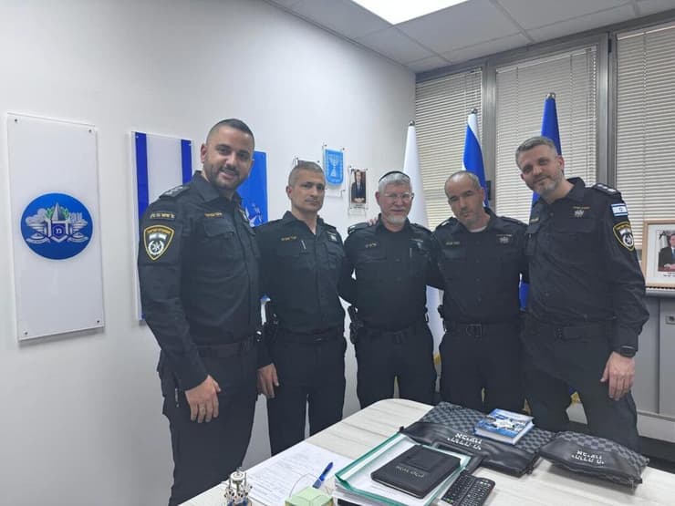 הענקת תפילין חדשות לשוטר שהקטנוע המשטרתי שלו הוצת בבני ברק