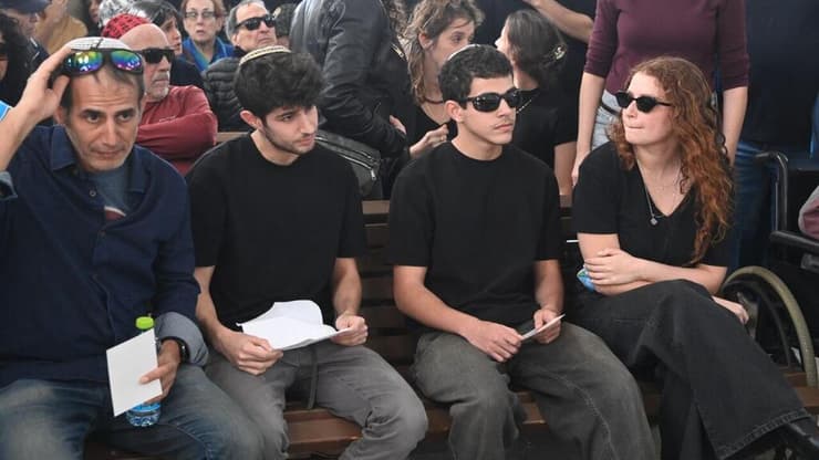 בעלה של דנה עדן וילדיהם בלווייתה