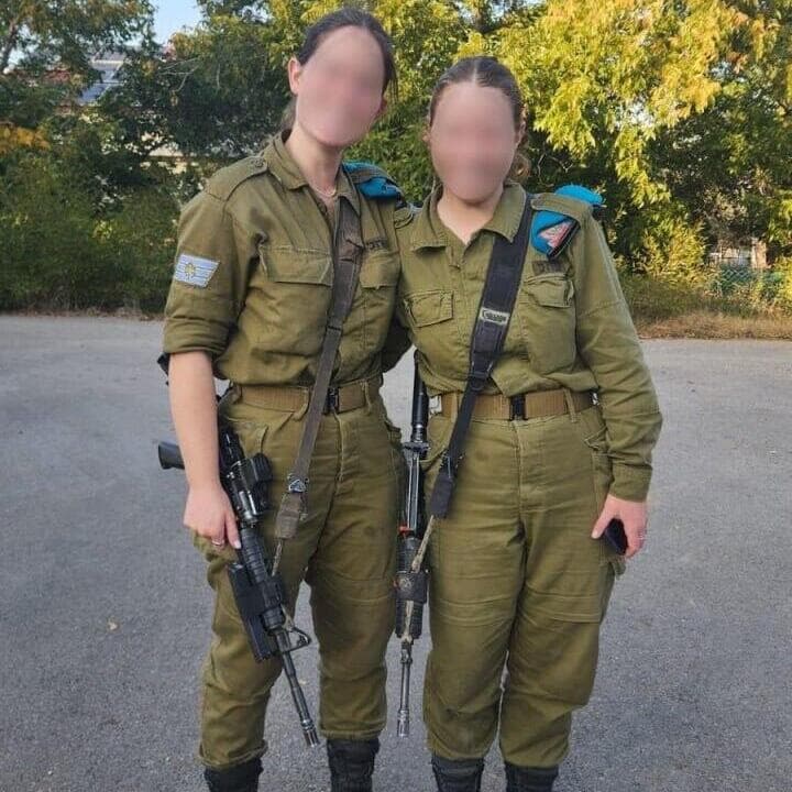 רב"ט ע' (מימין) עם סמ"ר נ' 