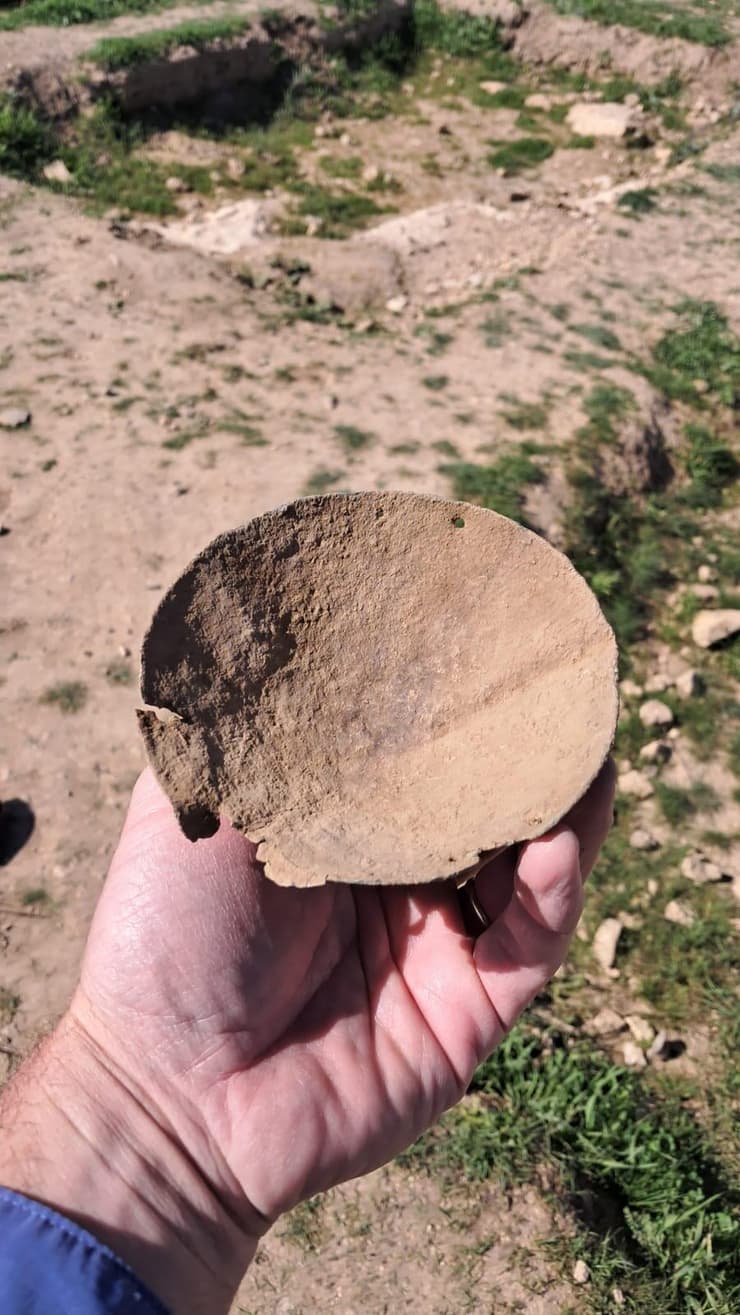 כף המאזניים העתיקה מברונזה שהתגלתה בחפירות שנערכו בעיירה היהודית הקדומה סוסיא