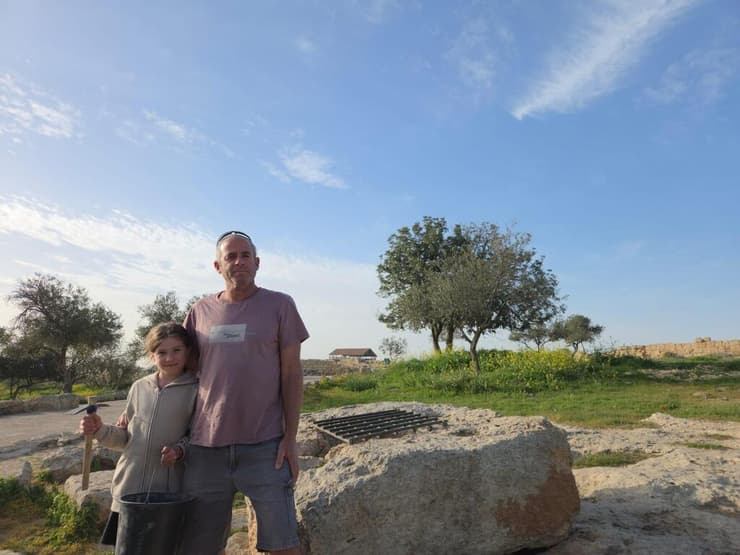 נחשון אפיק ובתו נטע, שגילו את כף המאזניים העתיקה בסוסיא