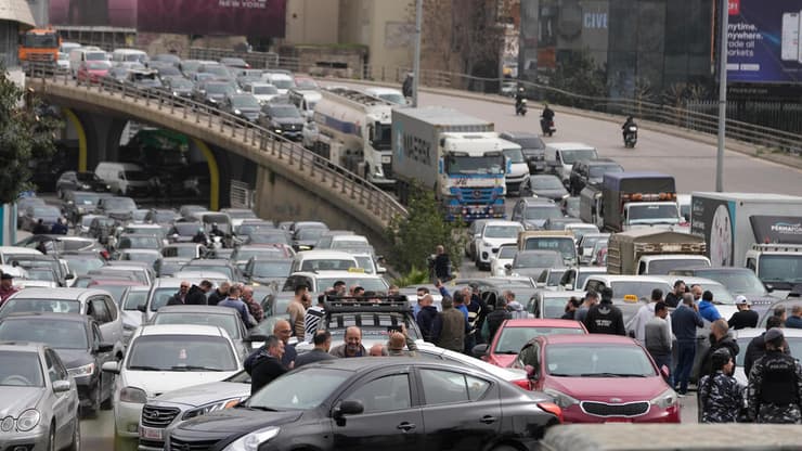 כביש חסום בהפגנה בביירות, השבוע (צילום: AP Photo/Hussein Malla) הפגנה בביירות, השבוע