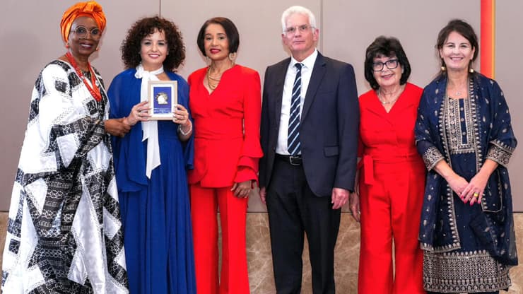 טל קאופמן עם הפרס