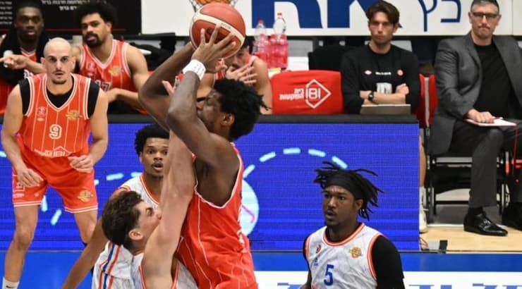 דן אוטורו עולה לסל