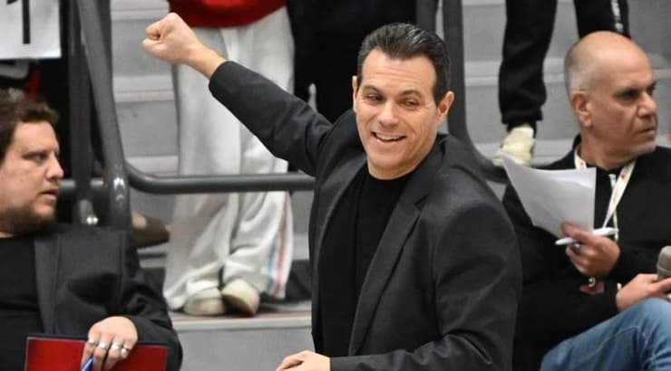 דמיטריס איטודיס מחויך