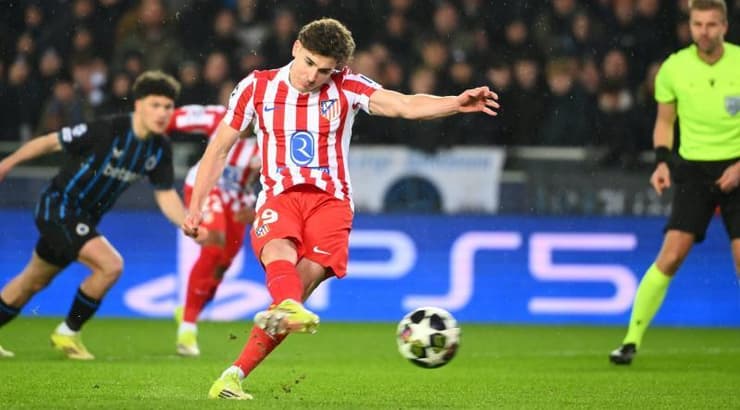 חוליאן אלבארס כובש מהנקודה