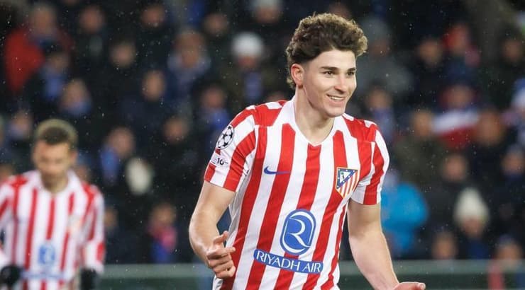 חוליאן אלבארס חוגג