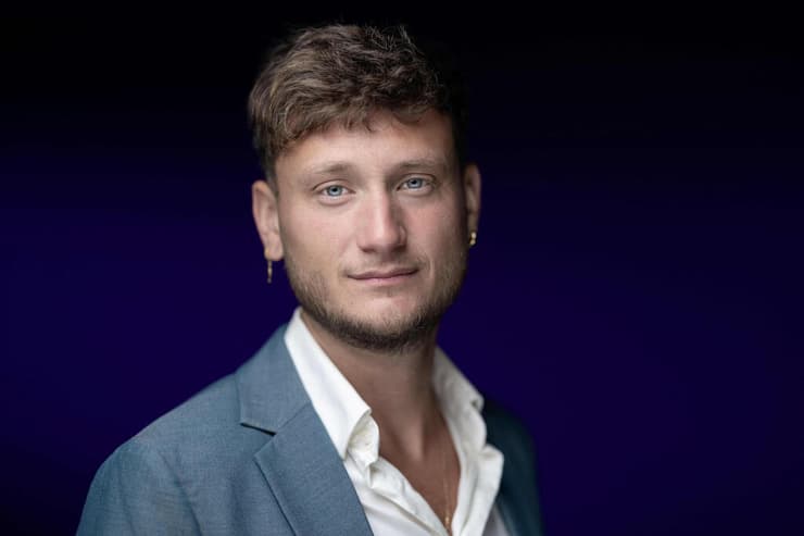 צרפת רצח פעיל הימין הקיצוני קוונטין דרנק חבר הפרלמנט רפאל ארנו ממפלגת LFI מהשמאל הקיצוני 