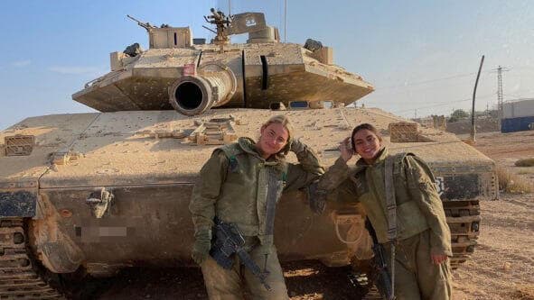 "שירותן של נשים אינו יכול לשמש קלף מיקוח בידי מי שמבקשים להדירן" (צילום: טל ביטון) שריונריות בצהל מתנגדות למכתב הרבנים