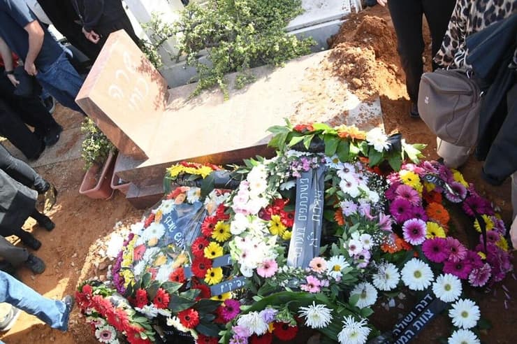 הפרחים שהונחו על קברה של דנה עדן