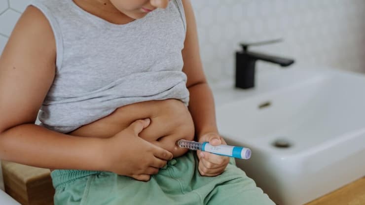 נער מזריק זריקת הרזיה