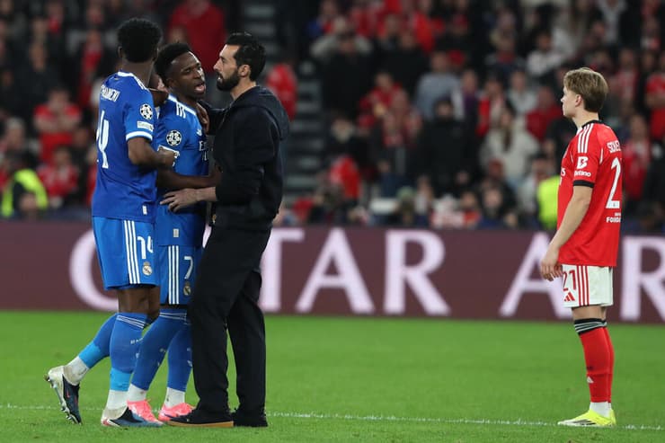 ארבלואה מנסה להרגיע את ויניסיוס (צילום: AP Photo/Pedro Rocha) ויניסיוס