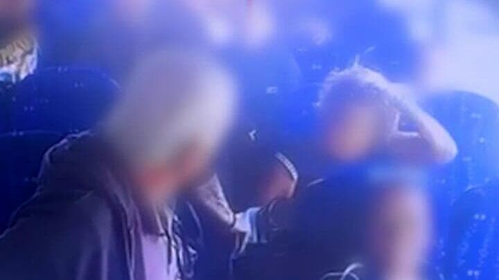 תיעוד: קטין שהצית את השיער של אישה מבוגרת במהלך נסיעה באוטובוס