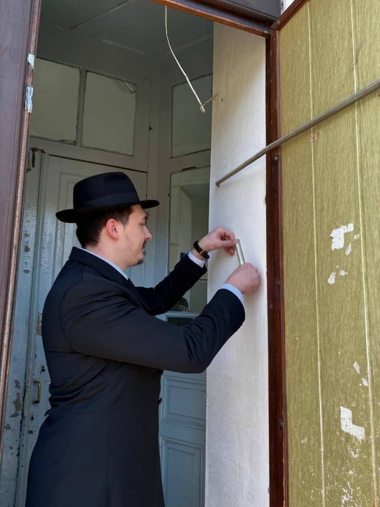 קובעים מזוזה בבניין הקהילה היהודית בסימפרופול