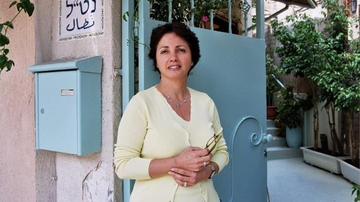 יהודית רקנאטי בכניסה לבית נט"ל הראשון ברחוב השומר, 1998