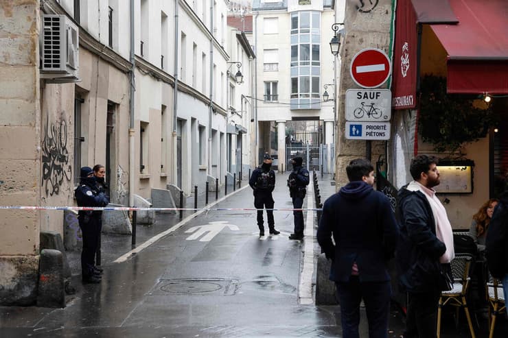 צרפת ליד מטה מפלגת השמאל הקיצוני LFI אחרי קבלת איום ב פצצה