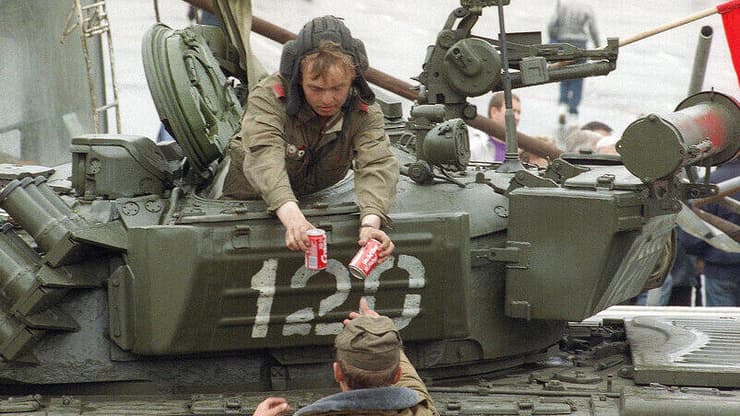 חיילים רוסים שותים קולה, לפני המלחמה