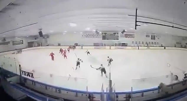 ארה"ב רוד איילנד משחק הוקי קרח שחקנים בורחים ירי ב קהל