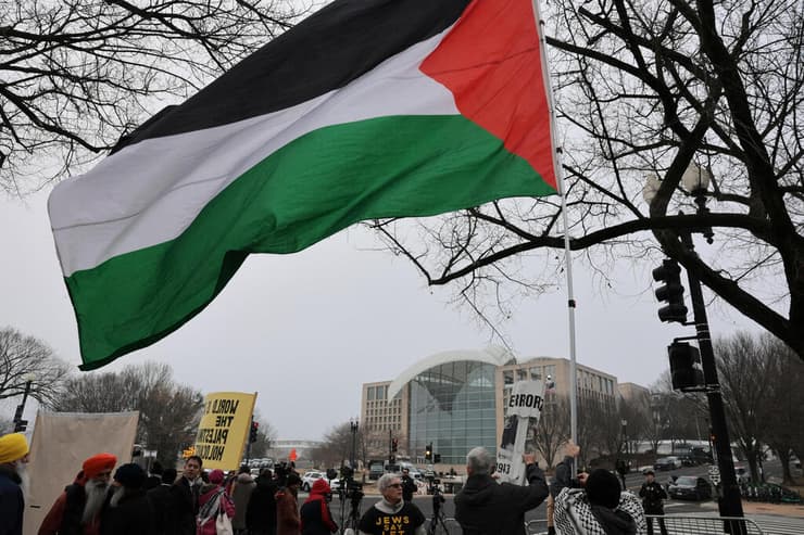 הפגנה פרו-פלסטינית בוושינגטון, מחוץ לכינוס מועצת השלום (צילום: REUTERS/Jonathan Ernst) מפגינים הפגנה פרו-פלסטינית ב וושינגטון ארה"ב מול כינוס מועצת השלום