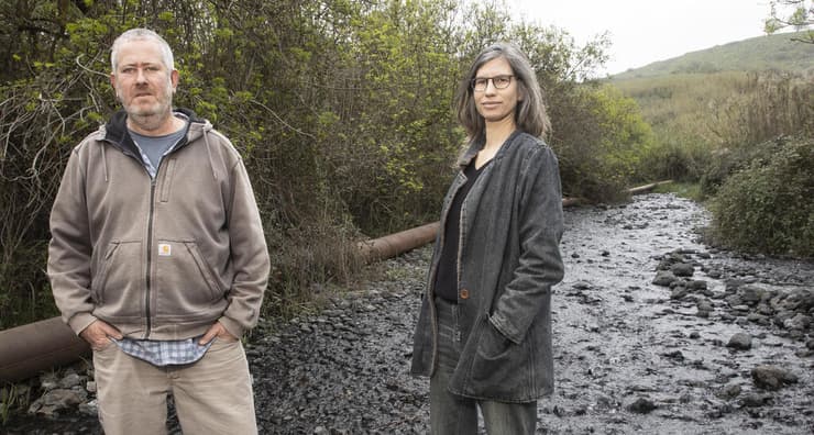 דנה טבצ'ניק וד"ר עידן ברנע מהחברה להגנת הטבע, בעין דבשה (צילום: גיל נחושתן) דנה טבצ'ניק וד"ר עידן ברנע מהחברה להגנת הטבע, בעין דבשה