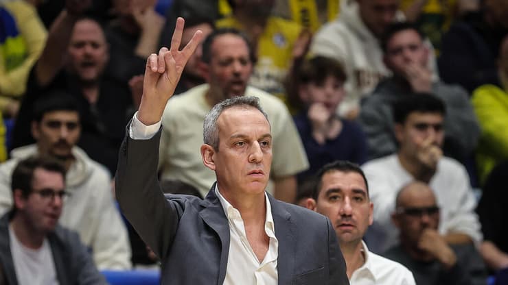 "מכבי, בשביל להשאיר אותו, תצטרך לא רק לתת לו כסף, אלא להראות לו מה היא הולכת לתת לו מבחינת תקציב שחקנים" (צילום: עוז מועלם) מאמן מכבי ת"א עודד קטש