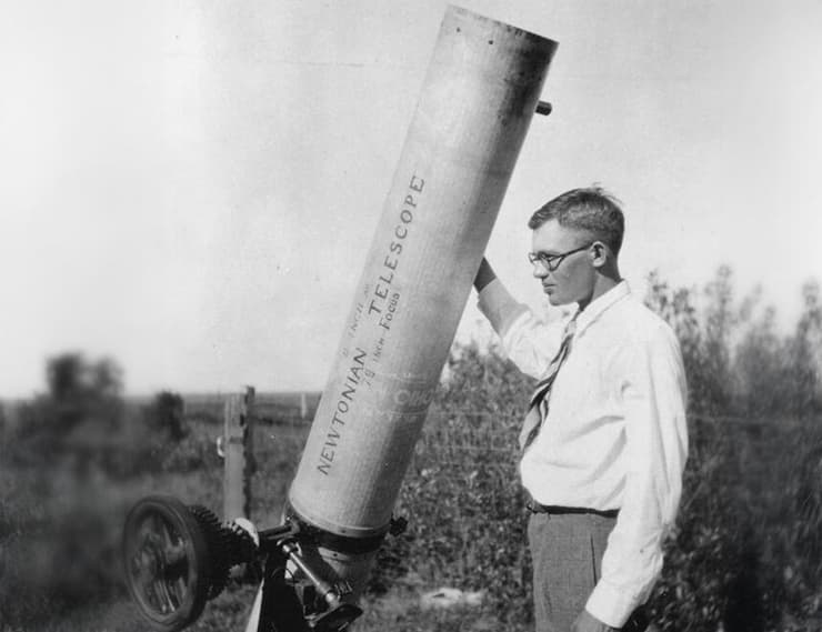 הרשים את מנהל מצפה הכוכבים בציורים אסטרונומיים מדויקים. קלייד טומבו בצעירותו עם טלסקופ שהרכיב בעצמו 