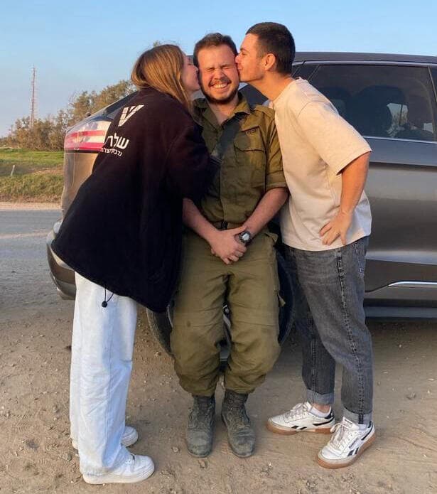 "פנומן ששילב לימודי פילוסופיה עם מצוינות טכנולוגית". נדב עם אחיו יונתן ורוני (צילום: באדיבות המשפחה) סמ"ר נדב (נדי) כהן ז"ל, עם אחיו הגדול יונתן ואחותו הקטנה רוני