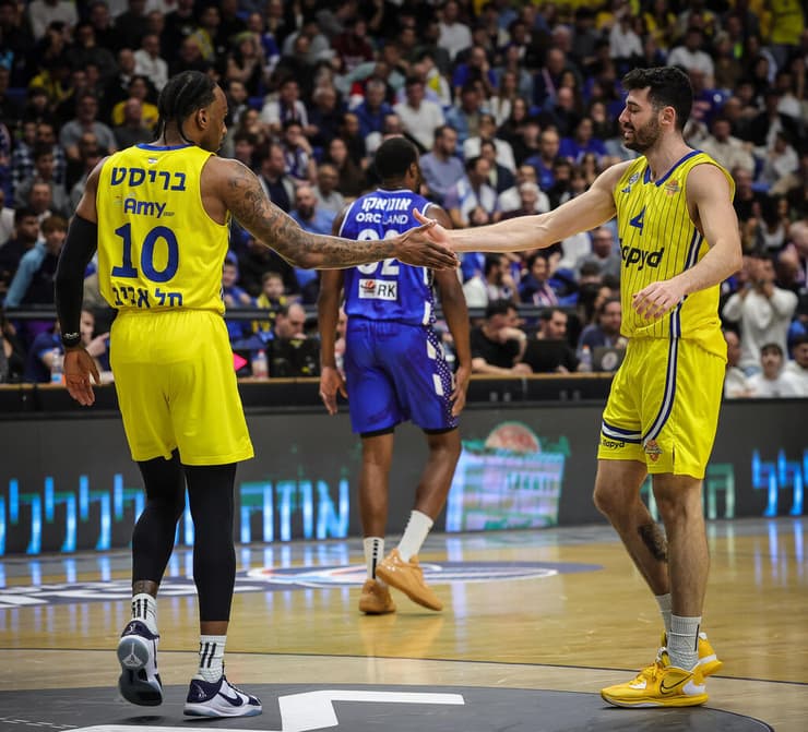 גור לביא עם אושיי בריסט (צילום: עוז מועלם) שחקן מכבי ת"א גור לביא עם אושיי בריסט