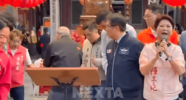 הבריחה המהירה אל אחורי הבמה מישהו הקיא על נשיא טייוואן