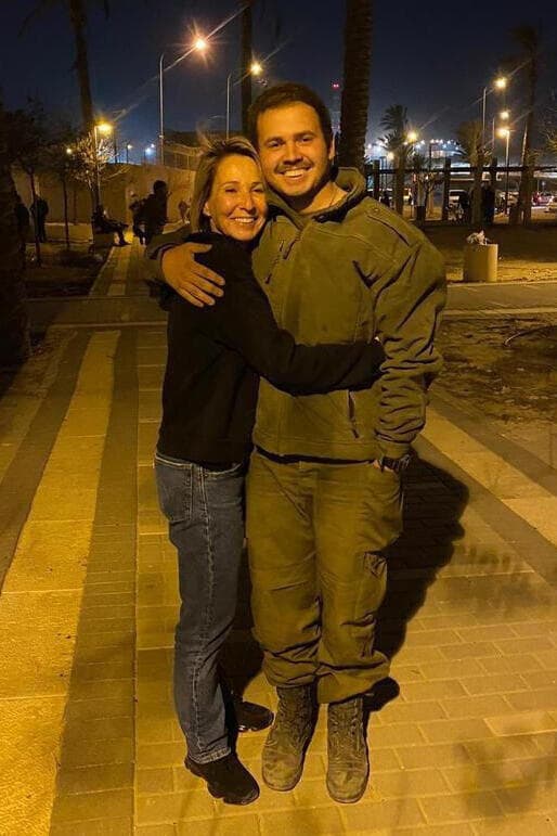 "האמנתי שיש עליו שמירה מלמעלה". נדב ז"ל עם אימו מיכל (צילום: באדיבות המשפחה) סמ"ר נדב (נדי) כהן ז"ל ואימו מיכל לרנר