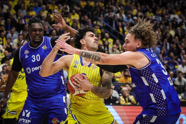 מרסיו סנטוס מול די.ג'יי ברנס ונואה קרטר (צילום: עוז מועלם) שחקן מכבי ת"א מרסיו סנטוס מול שחקן בני הרצליה די.ג'יי ברנס, נואה קרטר