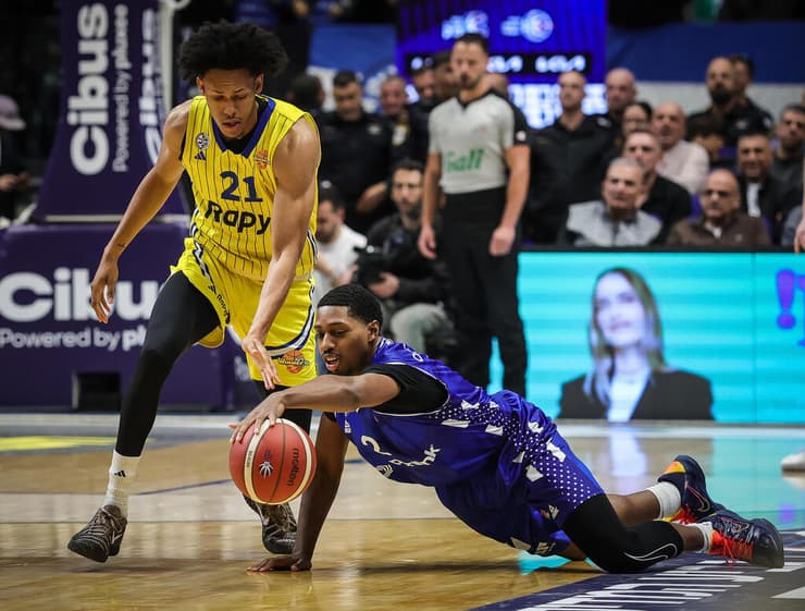 ג'ף דאוטין ג'וניור מול דנבר ג'ונס (צילום: עוז מועלם) שחקן מכבי ת"א ג'ף דאוטין ג'וניור מול שחקן בני הרצליה דנבר ג'ונס