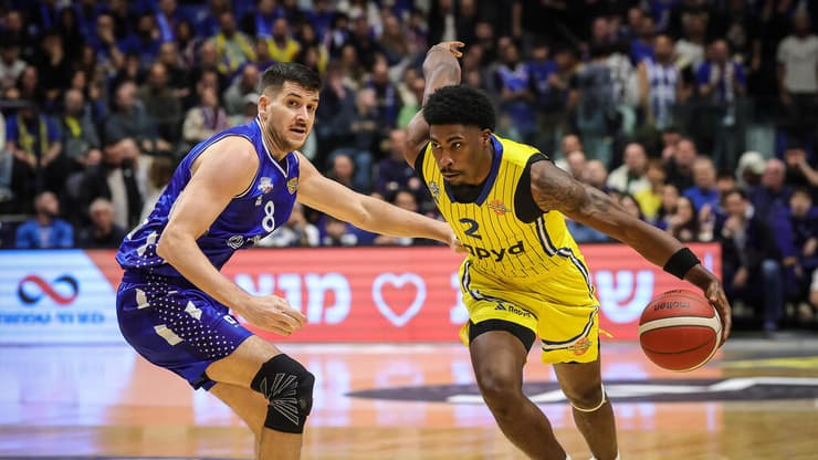 שחקן מכבי ת"א ג'ימי קלארק מול שחקן בני הרצליה פרדי בורדיון