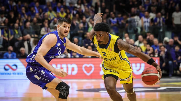 ג''ימי קלארק (צילום: עוז מועלם) שחקן מכבי ת"א ג'ימי קלארק מול שחקן בני הרצליה פרדי בורדיון