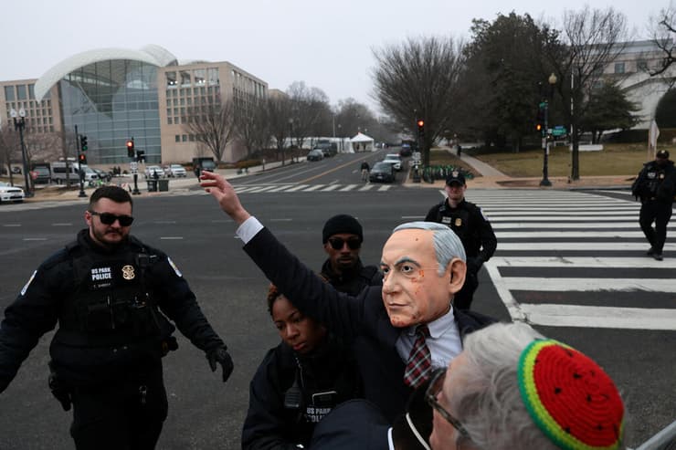 מפגינים הפגנה פרו-פלסטינית ב וושינגטון ארה"ב מול כינוס מועצת השלום