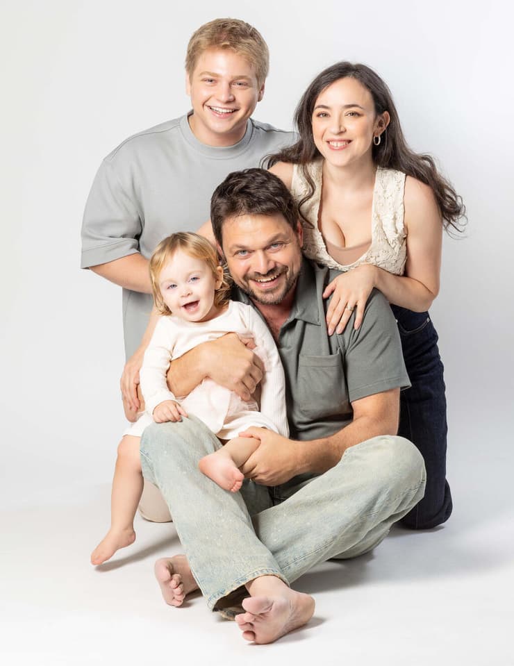 אוהד קנולר עם אשתו אריאלה גנין, בנו פטר והבת המשותפת, ניקי