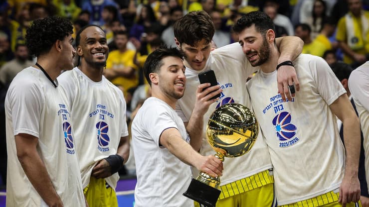 גמר גביע צהוב וחד צדדי. רומן סורקין, גור לביא, תמיר בלאט (צילום: עוז מועלם) מכבי ת"א גביע המדינה רומן סורקין, גור לביא, תמיר בלאט