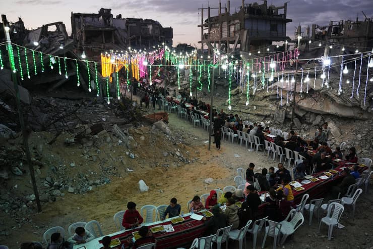 סעודת איפטאר צום רמדאן הרמדאן בין הריסות ב חאן יונס רצועת עזה