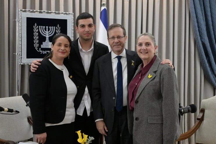 רועי ושירי עם הנשיא הרצוג ורעייתו מיכל בבית הנשיא. "מסוג הדברים שלא עושים כל יום"    