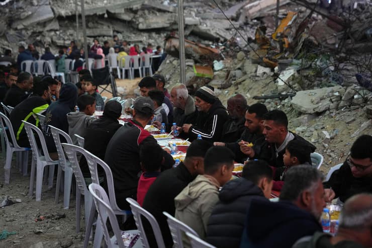 סעודת איפטאר צום רמדאן הרמדאן בין הריסות ב חאן יונס רצועת עזה
