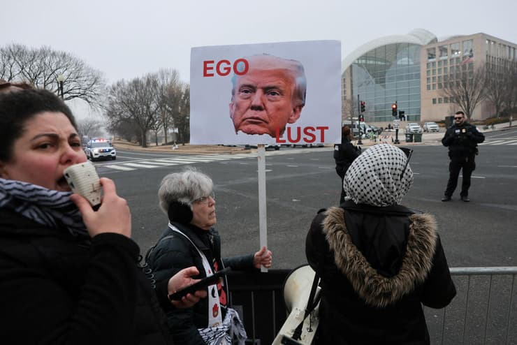 צילום: REUTERS/Jonathan Ernst מפגינים הפגנה פרו-פלסטינית ב וושינגטון ארה"ב מול כינוס מועצת השלום