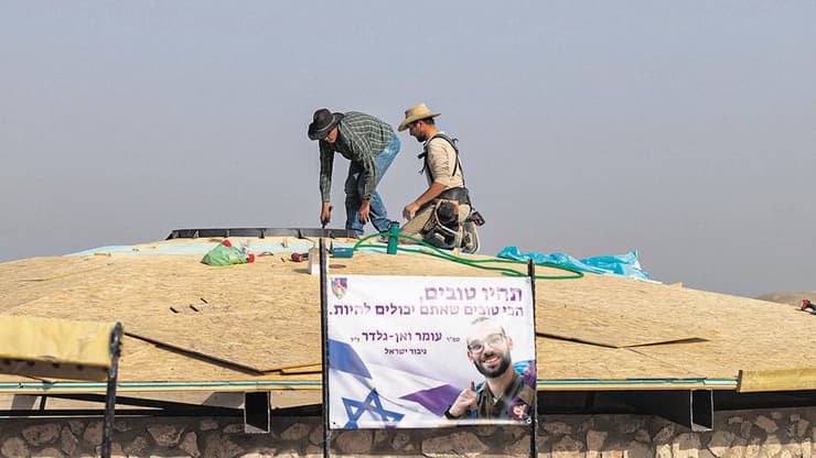 בונים תקרת עץ ביום האחרון בארץ