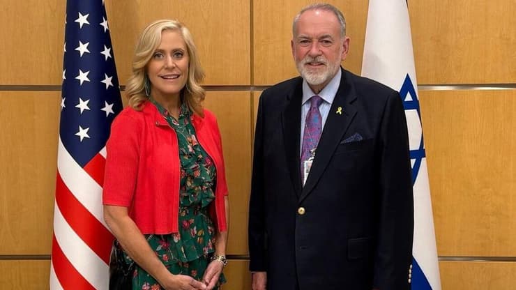 אשת הטלוויזיה האמריקנית מליסה פרנסיס לצד שגריר ארה"ב בישראל מייק האקבי