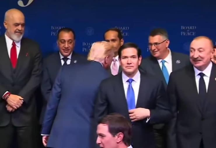 סער לצד ראש ממשלת קטאר בכינוס מועצת השלום של טראמפ